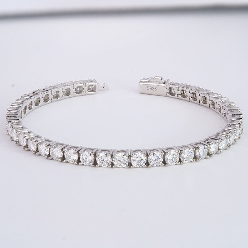 Classic Tennis Bracelet · Spring Clasp · White Gold