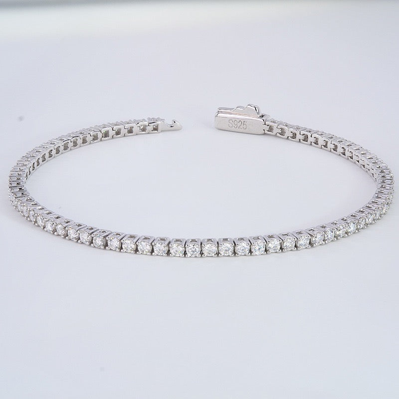 Classic Tennis Bracelet · Spring Clasp · White Gold